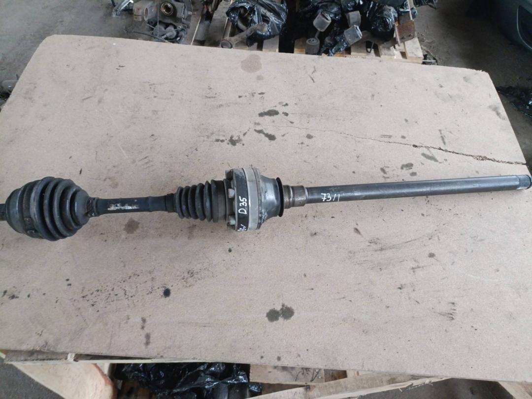 полуось передняя правая (приводной вал, ШРУС) Volkswagen Touareg 1 поколение 2002, 2.5 л., BAC, дизель, МКПП - фото №1